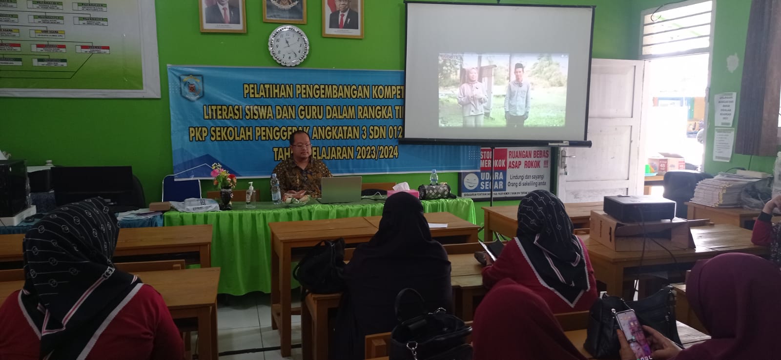 Pelatihan Peningkatan Kompetensi Literasi Siswa dan Guru di SDN 012 Tanah Grogot
