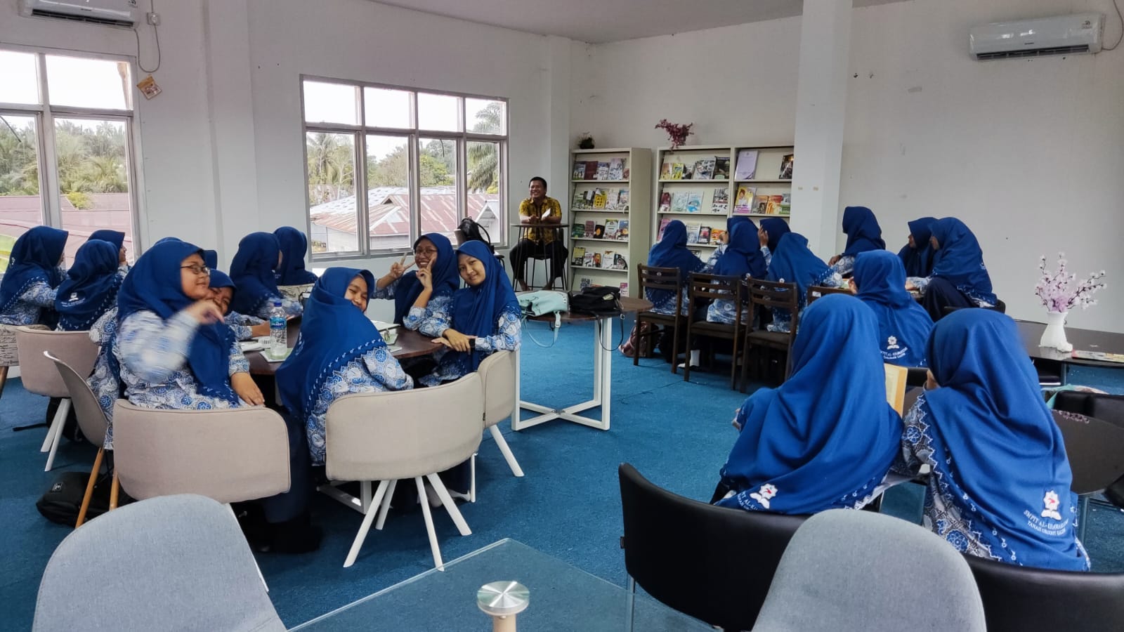 Dinas Kearsipan dan Perpustakaan Tanah Grogot Menjadi Tempat Belajar Outdoor Siswa SDIT & SMPIT Al Khawarizmi